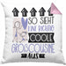 Großcousine Geschenk Kissen mit Füllung 40x40 Geschenkidee für Großcousine Geburtstag Weihnachten Spruch So Sieht Eine Richtig Coole Großcousine Aus (Grau) Rosa Trendation