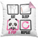 Eat Sleep K-Pop Kissen mit Füllung 40x40 Geschenk Koreanische Musik Kpop Geschenkidee Spruch (Grau) Rosa Trendation