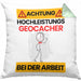 Geocacher Kissen mit Füllung 40x40 Geschenk Lustiger Spruch Geschenkidee für Geocacher Achtung Hochleistungs Geocacher Bei Der Arbeit (Grau) Grün Trendation