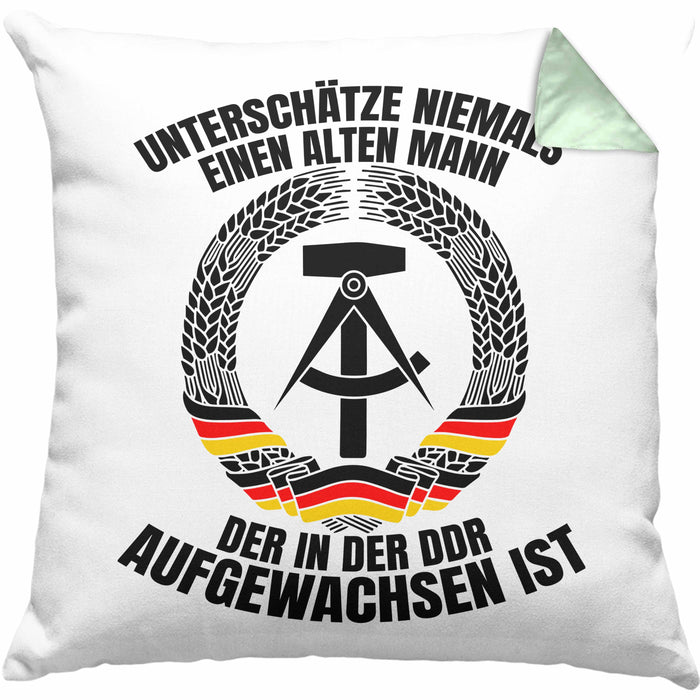 DDR Mann Kissen mit Füllung 40x40 Geschenk Unterschätze Niemals Einen Alten Mann Der In Der DDR AufgewachsenIst (Grau) Grün Trendation