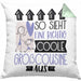 Großcousine Geschenk Kissen mit Füllung 40x40 Geschenkidee für Großcousine Geburtstag Weihnachten Spruch So Sieht Eine Richtig Coole Großcousine Aus (Grau) Grün Trendation