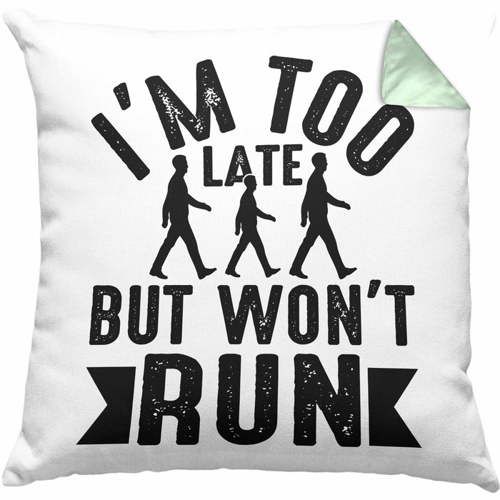 I'm Too Late But Wont Run Kissen mit Füllung 40x40 Geschenk Lustiger Spruch Zuspätkommer Chillige Person (Grau) Grün Trendation