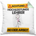 Lehrer Kissen mit Füllung 40x40 Geschenk Lustiger Spruch Geschenkidee für Lehrer Achtung Hochleistungs Lehrer Bei Der Arbeit (Grau) Grün Trendation