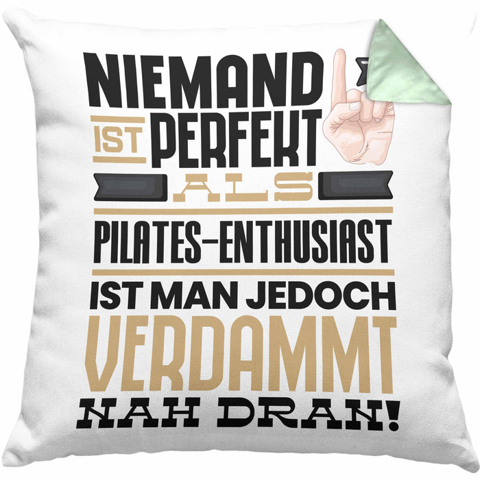 Pilates-Enthusiast Geschenk Kissen mit Füllung 40x40 Lustige Geschenkidee für Pilates-Enthusiast Geburtstag Niemand Ist Perfekt Aber Als Pilates-Enthusiast Ist Man Nah Dran (Grau) Grün Trendation