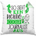 Journalist Kissen mit Füllung 40x40 Geschenk So Sieht Ein RIchtig Cooler Journalist Aus Geschenkidee Lustiger Spruch Geburtstag (Grau) Grün Trendation