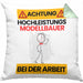 Modellbauer Kissen mit Füllung 40x40 Geschenk Lustiger Spruch Geschenkidee für Modellbauer Achtung Hochleistungs Modellbauer Bei Der Arbeit (Grau) Grün Trendation