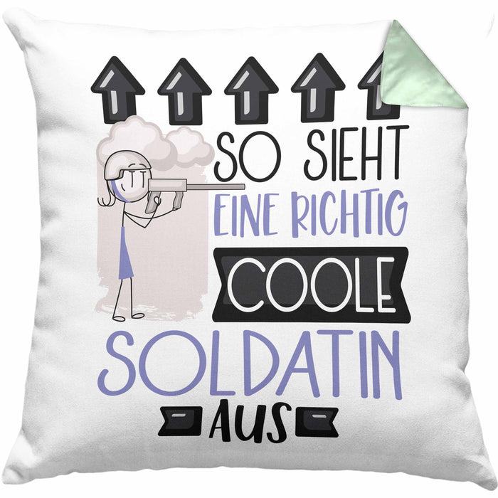 Soldatin Geschenk Kissen mit Füllung 40x40 Geschenkidee für Soldatin Geburtstag Weihnachten Spruch So Sieht Eine Richtig Coole Soldatin Aus (Grau) Grün Trendation