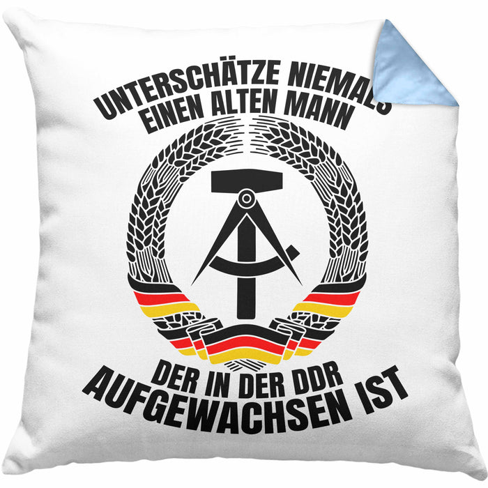 DDR Mann Kissen mit Füllung 40x40 Geschenk Unterschätze Niemals Einen Alten Mann Der In Der DDR AufgewachsenIst (Grau) Blau Trendation