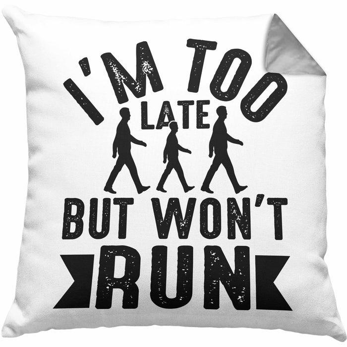 I'm Too Late But Wont Run Kissen mit Füllung 40x40 Geschenk Lustiger Spruch Zuspätkommer Chillige Person (Grau) Grau Trendation