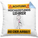 Lehrer Kissen mit Füllung 40x40 Geschenk Lustiger Spruch Geschenkidee für Lehrer Achtung Hochleistungs Lehrer Bei Der Arbeit (Grau) Blau Trendation