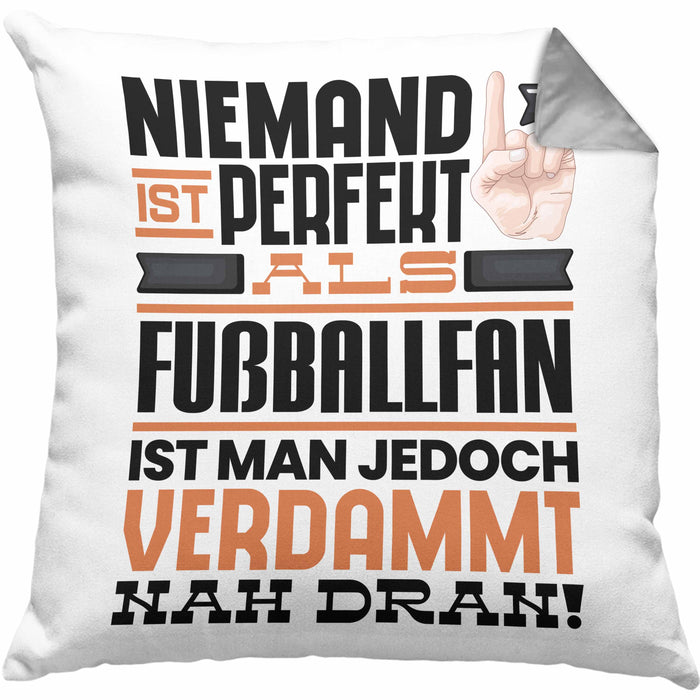 Fußballfan Geschenk Kissen mit Füllung 40x40 Lustige Geschenkidee für Fußballfan Geburtstag Niemand Ist Perfekt Aber Als Fußballfan Ist Man Nah Dran (Grau) Grau Trendation