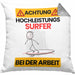 Surfer Kissen mit Füllung 40x40 Geschenk Lustiger Spruch Geschenkidee für Surfer Achtung Hochleistungs Surfer Bei Der Arbeit (Grau) Grau Trendation