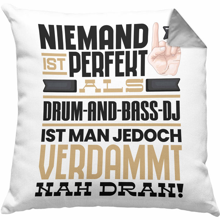 Drum-and-Bass-DJ Geschenk Kissen mit Füllung 40x40 Lustige Geschenkidee für Drum-and-Bass-DJ Geburtstag Niemand Ist Perfekt Aber Als Drum-and-Bass-DJ Ist Man Nah Dran (Grau) Grau Trendation