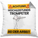 Trompeter Kissen mit Füllung 40x40 Geschenk Lustiger Spruch Geschenkidee für Trompeter Achtung Hochleistungs Trompeter Bei Der Arbeit (Grau) Grau Trendation