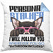 Chihuahua Besitzerin Kissen mit Füllung 40x40 Geschenk Lustiger Spruch Geschenkidee Personal Stalker (Grau) Blau Trendation