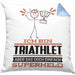 Triathlet Geschenk Kissen mit Füllung 40x40 Ich Bin Triathlet Aber Sag Doch Einfach Superheld Lustige Geschenkdiee für Triathlet (Grau) Blau Trendation