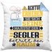 Segler Geschenk Kissen mit Füllung 40x40 Lustiger Spruch Erheben Sie Sich Der Segler Betritt den Raum (Grau) Blau Trendation