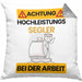 Segler Kissen mit Füllung 40x40 Geschenk Lustiger Spruch Geschenkidee für Segler Achtung Hochleistungs Segler Bei Der Arbeit (Grau) Grau Trendation