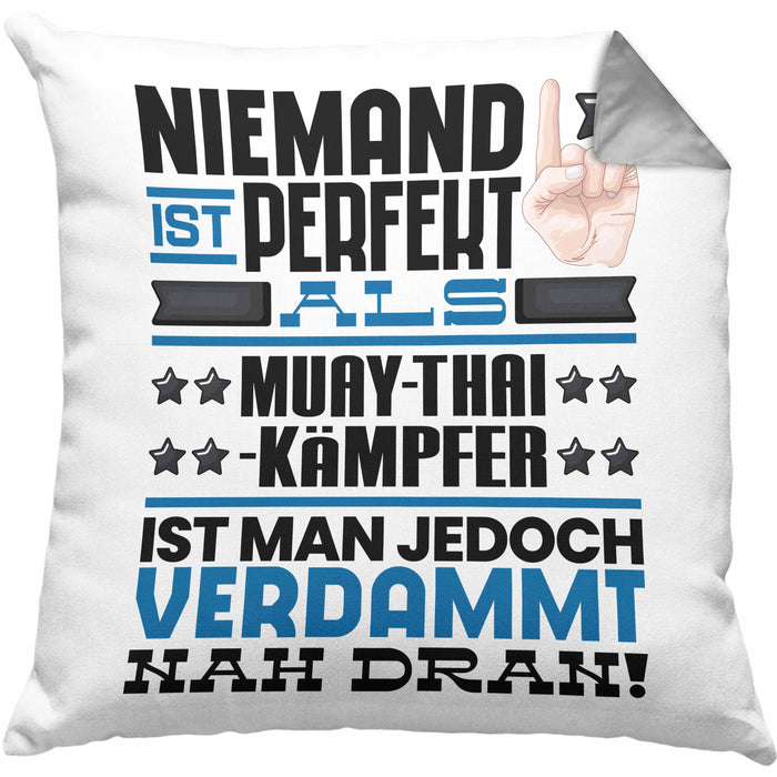 Muay-Thai-Kämpfer Geschenk Kissen mit Füllung 40x40 Lustige Geschenkidee für Muay-Thai-Kämpfer Geburtstag Niemand Ist Perfekt Aber Als Muay-Thai-Kämpfer Ist Man Nah Dran (Grau) Grau Trendation