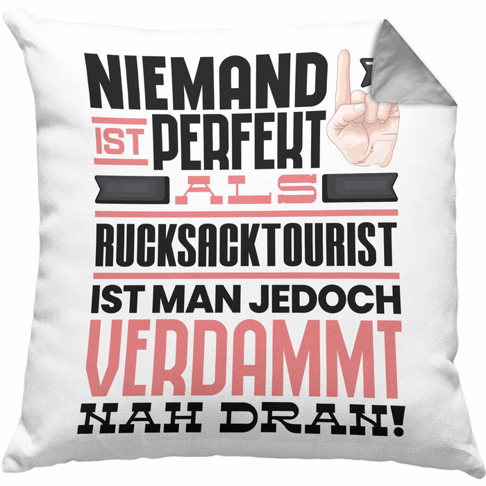 Rucksacktourist Geschenk Kissen mit Füllung 40x40 Lustige Geschenkidee für Rucksacktourist Geburtstag Niemand Ist Perfekt Aber Als Rucksacktourist Ist Man Nah Dran (Grau) Grau Trendation