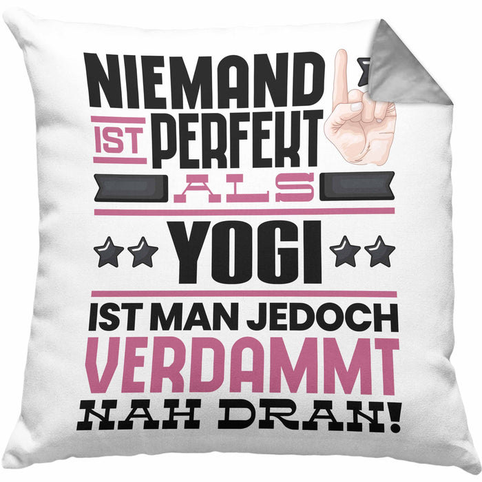 Yogi Geschenk Kissen mit Füllung 40x40 Lustige Geschenkidee für Yogi Geburtstag Niemand Ist Perfekt Aber Als Yogi Ist Man Nah Dran (Grau) Grau Trendation