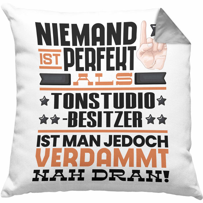 Tonstudio-Besitzer Geschenk Kissen mit Füllung 40x40 Lustige Geschenkidee für Tonstudio-Besitzer Geburtstag Niemand Ist Perfekt Aber Als Tonstudio-Besitzer Ist Man Nah Dran (Grau) Grau Trendation