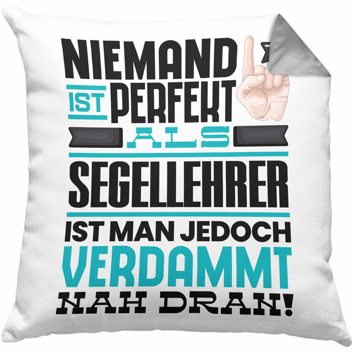 Segellehrer Geschenk Kissen mit Füllung 40x40 Lustige Geschenkidee für Segellehrer Geburtstag Niemand Ist Perfekt Aber Als Segellehrer Ist Man Nah Dran (Grau) Grau Trendation