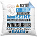 Windsurfer Geschenk Kissen mit Füllung 40x40 Lustiger Spruch Erheben Sie Sich Der Windsurfer Betritt den Raum (Grau) Blau Trendation