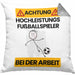 Fußballspieler Kissen mit Füllung 40x40 Geschenk Lustiger Spruch Geschenkidee für Fußballspieler Achtung Hochleistungs Fußballspieler Bei Der Arbeit (Grau) Grau Trendation