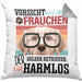 Golden Retriever Besitzerin Frauchen Kissen mit Füllung 40x40 Geschenk Lustiger Spruch Geschenkidee Vorsicht Vor Dem Frauchen (Grau) Grau Trendation