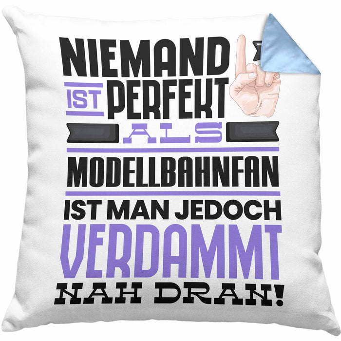 Modellbahnfan Geschenk Kissen mit Füllung 40x40 Lustige Geschenkidee für Modellbahnfan Geburtstag Niemand Ist Perfekt Aber Als Modellbahnfan Ist Man Nah Dran (Grau) Blau Trendation