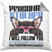 Chihuahua Besitzerin Kissen mit Füllung 40x40 Geschenk Lustiger Spruch Geschenkidee Personal Stalker (Grau) Grau Trendation
