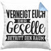 Geselle Prüfung Bestanden Kissen mit Füllung 40x40 Geschenk Verneigt Euch Der Geselle Betritt Den Raum (Grau) Blau Trendation