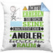 Angler Geschenk Kissen mit Füllung 40x40 Lustiger Spruch Erheben Sie Sich Der Angler Betritt den Raum (Grau) Blau Trendation