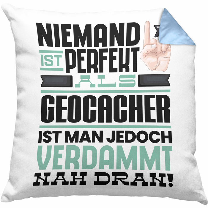 Geocacher Geschenk Kissen mit Füllung 40x40 Lustige Geschenkidee für Geocacher Geburtstag Niemand Ist Perfekt Aber Als Geocacher Ist Man Nah Dran (Grau) Blau Trendation