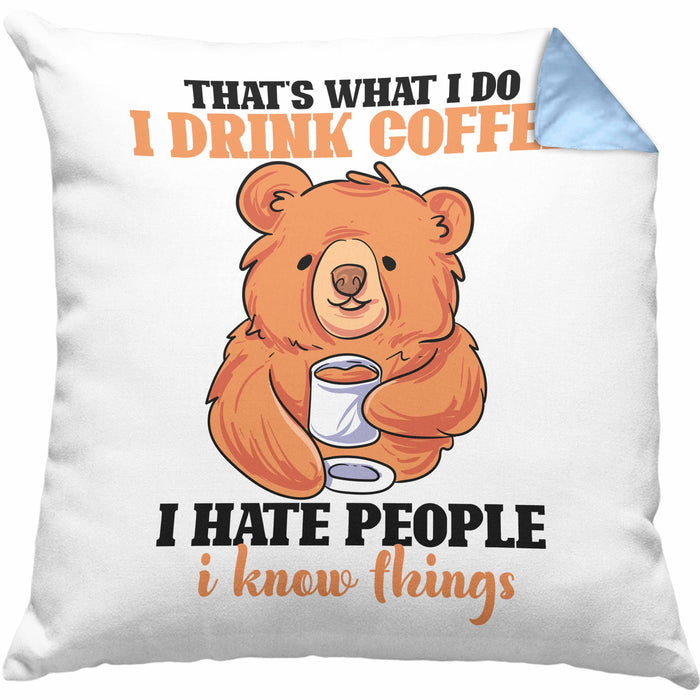 Bär Kaffe Kissen mit Füllung 40x40 Geschenk Lustiger Spruch I Hate People And I Know Things Geschenkidee Geburtstag (Grau) Blau Trendation