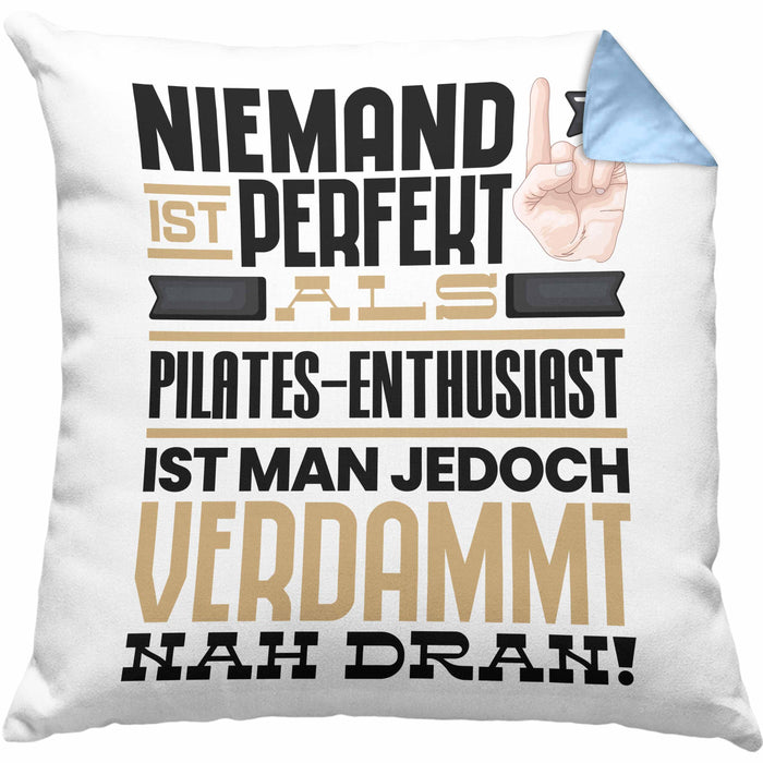 Pilates-Enthusiast Geschenk Kissen mit Füllung 40x40 Lustige Geschenkidee für Pilates-Enthusiast Geburtstag Niemand Ist Perfekt Aber Als Pilates-Enthusiast Ist Man Nah Dran (Grau) Blau Trendation
