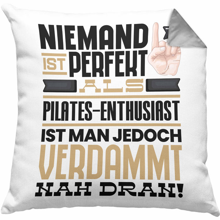 Pilates-Enthusiast Geschenk Kissen mit Füllung 40x40 Lustige Geschenkidee für Pilates-Enthusiast Geburtstag Niemand Ist Perfekt Aber Als Pilates-Enthusiast Ist Man Nah Dran (Grau) Grau Trendation