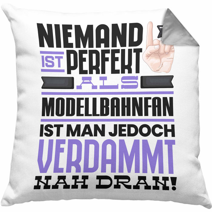 Modellbahnfan Geschenk Kissen mit Füllung 40x40 Lustige Geschenkidee für Modellbahnfan Geburtstag Niemand Ist Perfekt Aber Als Modellbahnfan Ist Man Nah Dran (Grau) Grau Trendation