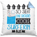 Surferin Geschenk Kissen mit Füllung 40x40 Lustig Geschenkidee für Surferin Geburtstag So Sieht Eine Richtig Coole Surferin Aus Frauen Spruch (Grau) Blau Trendation