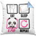 Eat Sleep K-Pop Kissen mit Füllung 40x40 Geschenk Koreanische Musik Kpop Geschenkidee Spruch (Grau) Blau Trendation