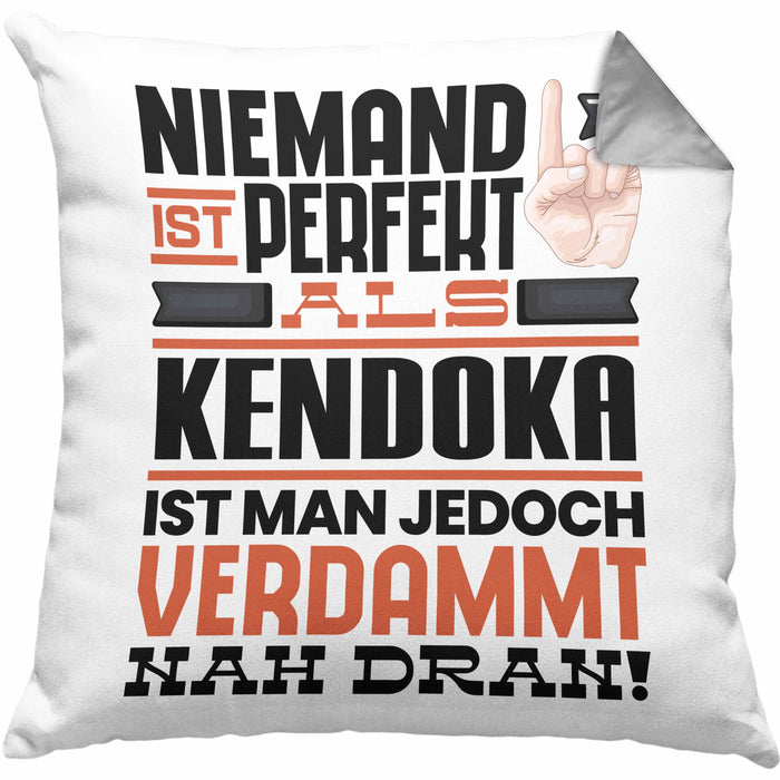 Kendoka Geschenk Kissen mit Füllung 40x40 Lustige Geschenkidee für Kendoka Geburtstag Niemand Ist Perfekt Aber Als Kendoka Ist Man Nah Dran (Grau) Grau Trendation