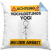 Yogi Kissen mit Füllung 40x40 Geschenk Lustiger Spruch Geschenkidee für Yogi Achtung Hochleistungs Yogi Bei Der Arbeit (Grau) Blau Trendation