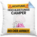 Camper Kissen mit Füllung 40x40 Geschenk Lustiger Spruch Geschenkidee für Camper Achtung Hochleistungs Camper Bei Der Arbeit (Grau) Blau Trendation