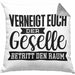 Geselle Prüfung Bestanden Kissen mit Füllung 40x40 Geschenk Verneigt Euch Der Geselle Betritt Den Raum (Grau) Grau Trendation