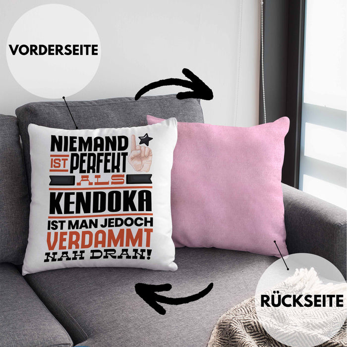 Kendoka Geschenk Kissen mit Füllung 40x40 Lustige Geschenkidee für Kendoka Geburtstag Niemand Ist Perfekt Aber Als Kendoka Ist Man Nah Dran (Grau) Rosa Trendation