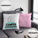Camper Geschenk Kissen mit Füllung 40x40 Ich Bin Camper Aber Sag Doch Einfach Superheld Lustige Geschenkdiee für Camper (Grau) Rosa Trendation