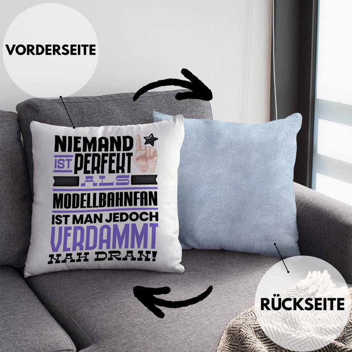 Modellbahnfan Geschenk Kissen mit Füllung 40x40 Lustige Geschenkidee für Modellbahnfan Geburtstag Niemand Ist Perfekt Aber Als Modellbahnfan Ist Man Nah Dran (Grau) Blau Trendation