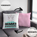 Drummer Geschenk Kissen mit Füllung 40x40 Ich Bin Drummer Aber Sag Doch Einfach Superheld Lustige Geschenkdiee für Drummer (Grau) Rosa Trendation