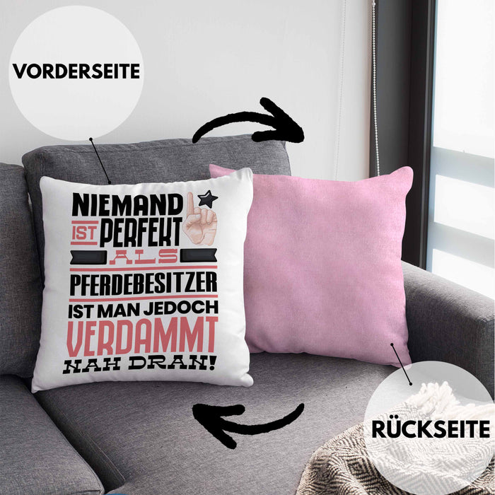 Pferdebesitzer Geschenk Kissen mit Füllung 40x40 Lustige Geschenkidee für Pferdebesitzer Geburtstag Niemand Ist Perfekt Aber Als Pferdebesitzer Ist Man Nah Dran (Grau) Rosa Trendation